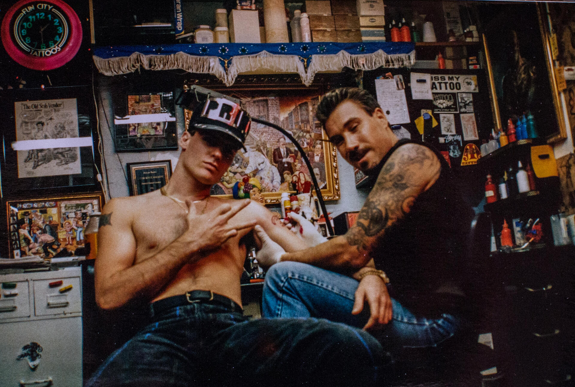 Foto på två personer i en tatureringsstudio.